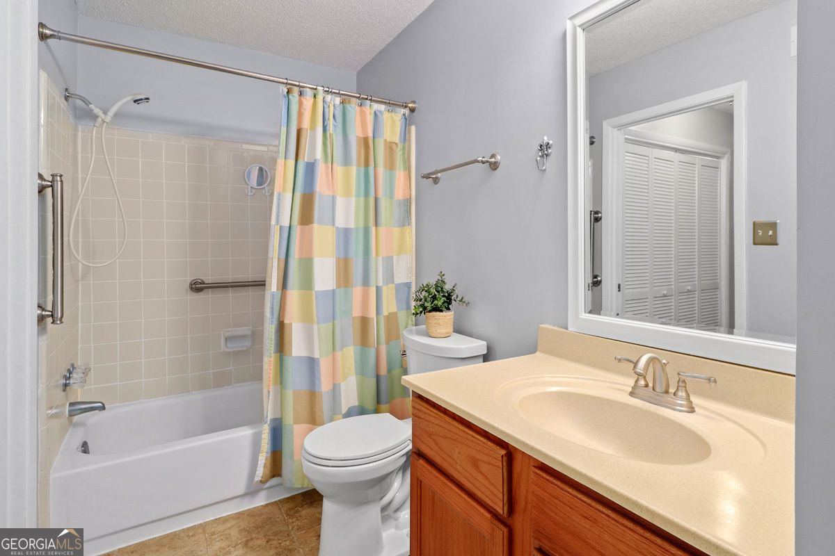 401 North Cromwell Road, Unit 2Q Savannah, GA 31410 - Photo 20 of 35 a bathroom with a granite countertop sink toilet and shower