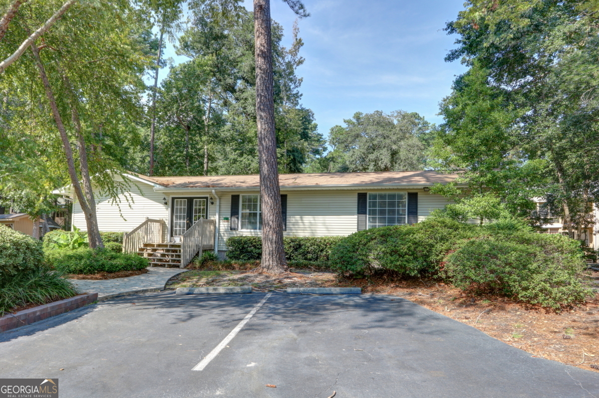 401 North Cromwell Road, Unit 2Q Savannah, GA 31410 - Photo 35 of 35 front view of a house with a street
