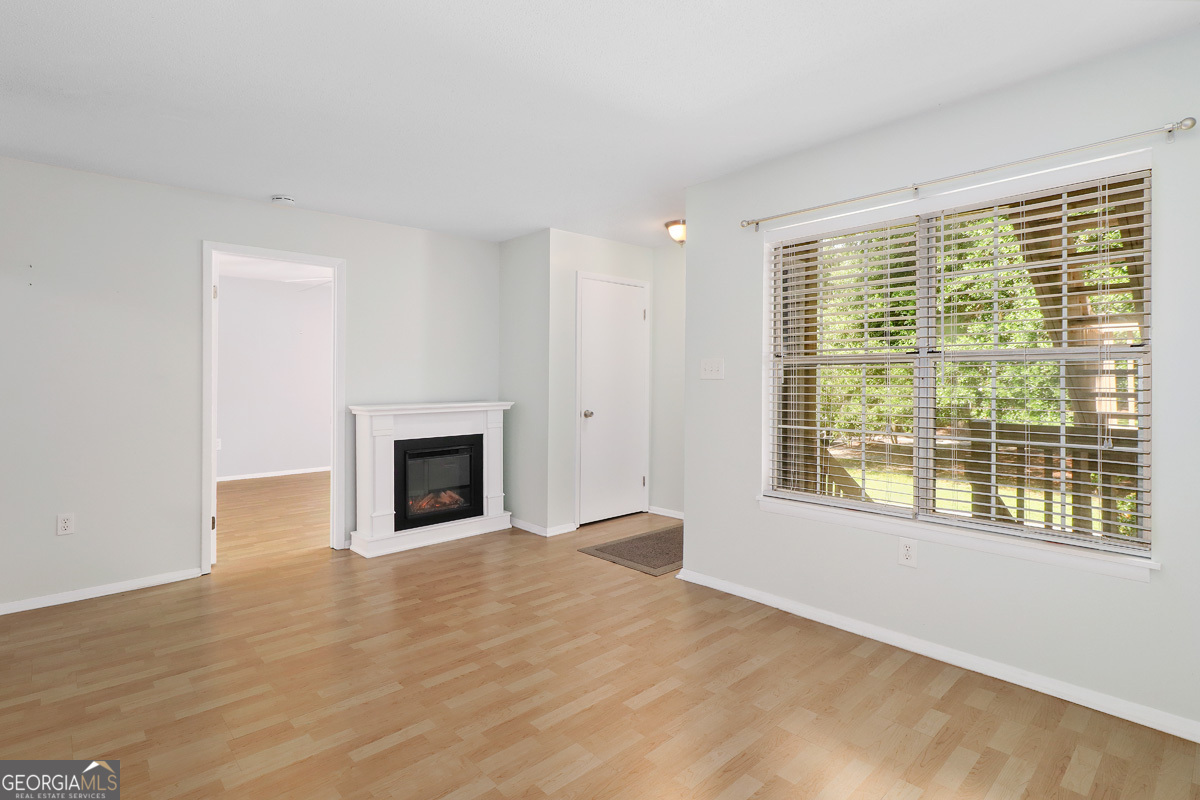 401 North Cromwell Road, Unit 2Q Savannah, GA 31410 - Photo 6 of 35 a view of a livingroom with a fireplace and window