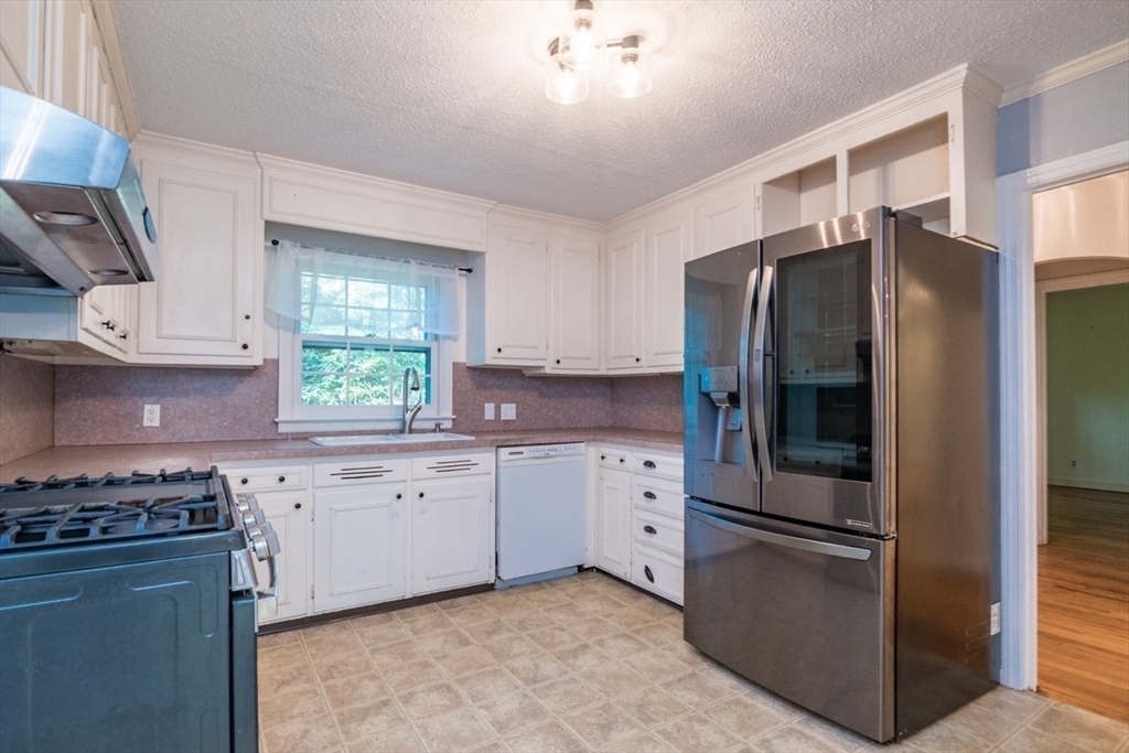 97 Overlook Drive Springfield, MA 01118 - Photo 6 of 23