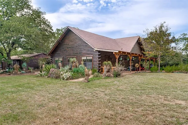 a view of a house with backyard