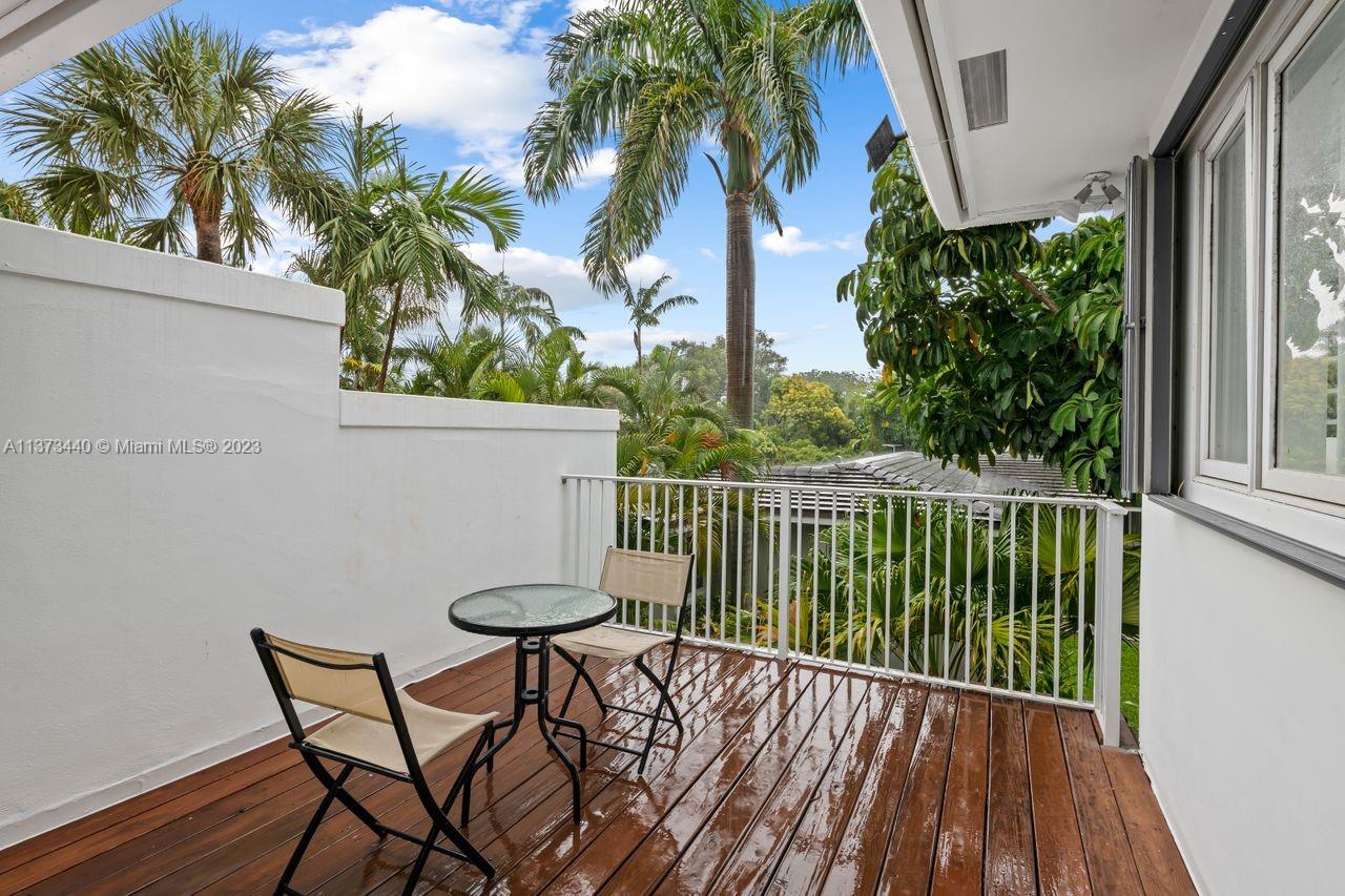 1401 South Ocean Drive Fort Lauderdale, FL 33316 - Photo 20 of 26 a view of a chairs and table on the wooden floor