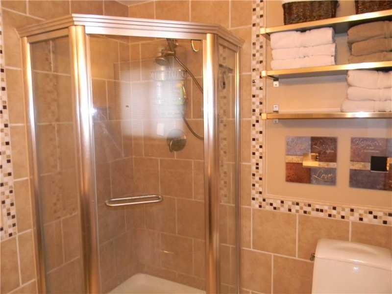 17 Cambria Pittsburgh, PA 15209 - Photo 12 of 18 Master Bath/Spa.