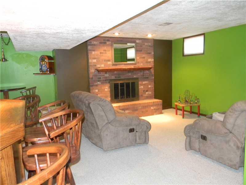 17 Cambria Pittsburgh, PA 15209 - Photo 13 of 18 Den.