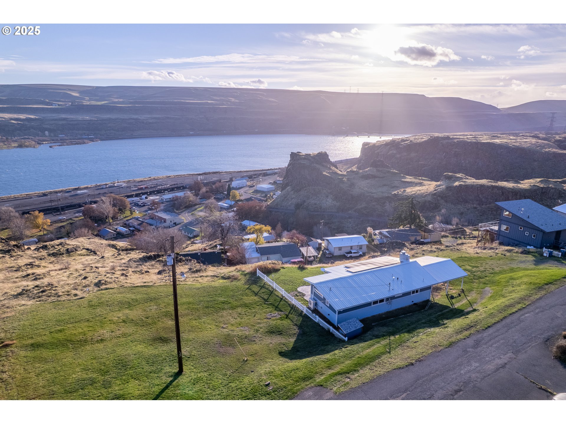 350 Bluff Road Wishram, WA 98673 - Photo 2 of 36 a view of a city with an ocean