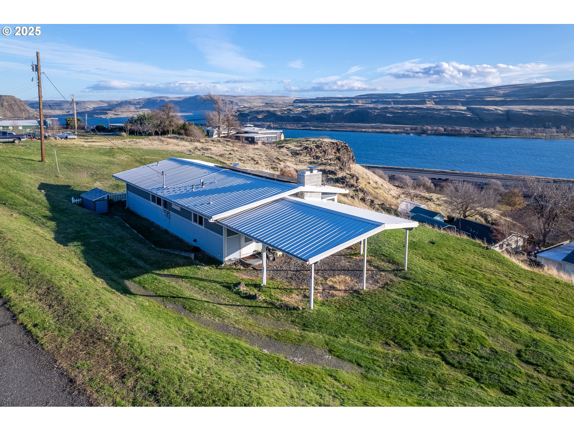 350 Bluff Road Wishram, WA 98673 - Photo 33 of 36 a view of a backyard with sitting area