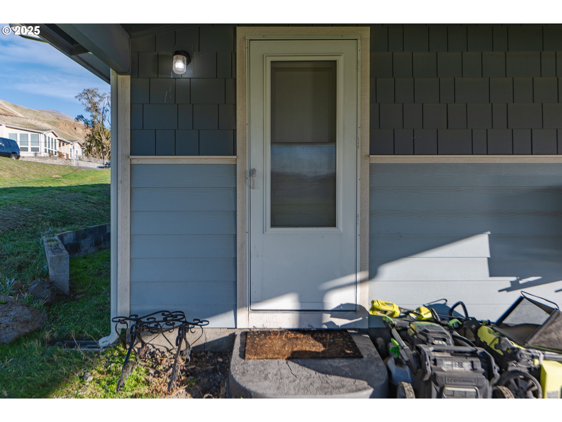350 Bluff Road Wishram, WA 98673 - Photo 34 of 36 a bathroom with a sink and a mirror