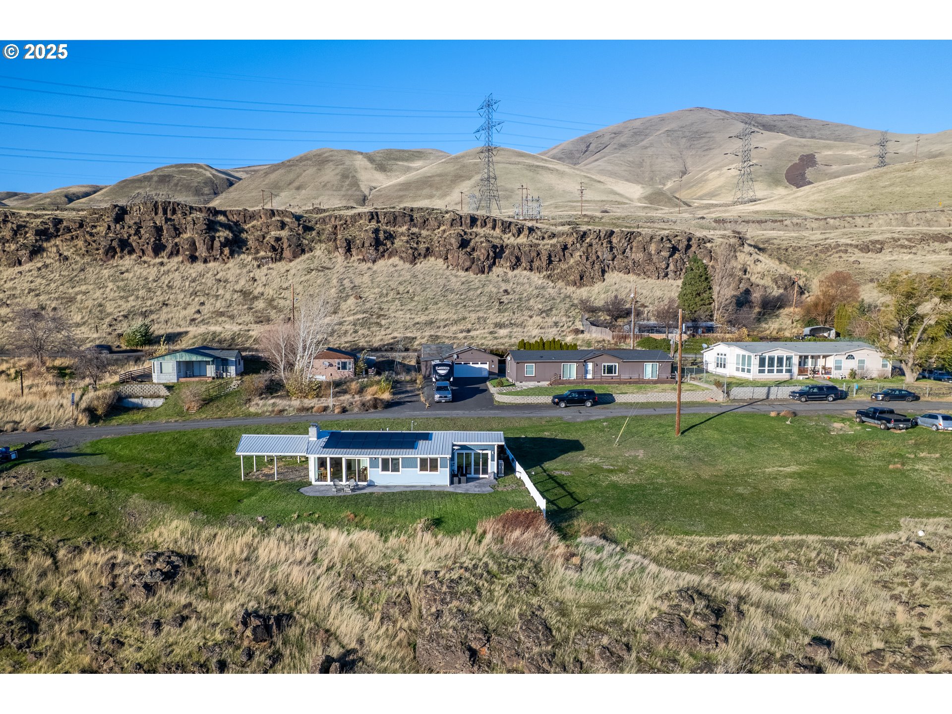 350 Bluff Road Wishram, WA 98673 - Photo 35 of 36 a view of a town with mountains in the background