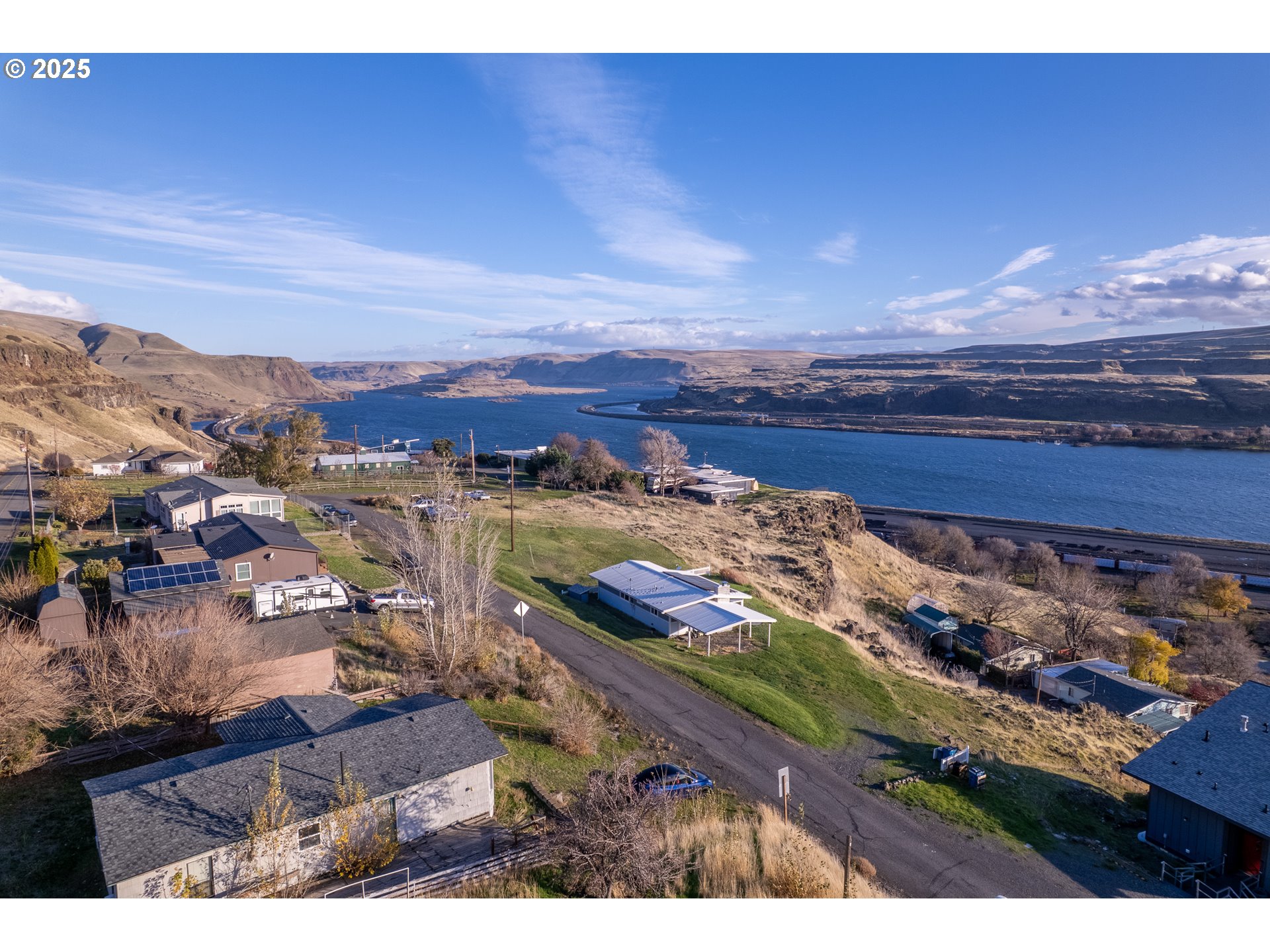 350 Bluff Road Wishram, WA 98673 - Photo 8 of 36 a view of a city