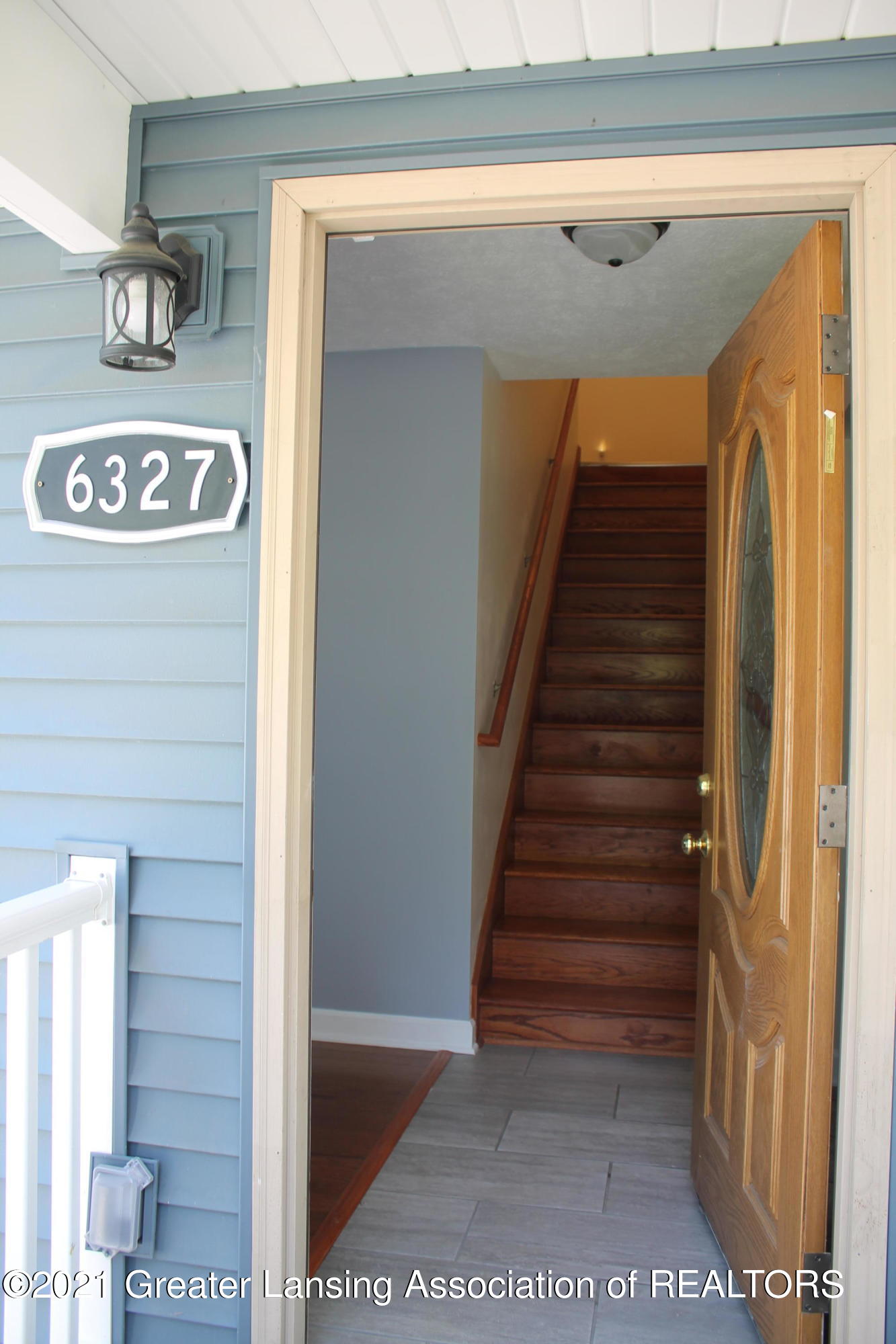 6327 Hilliard Road Lansing, MI 48911 - Photo 6 of 35 IMG_9365 (1)