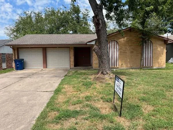 $1,800 | 806 Phillips Drive, Ennis, TX 75119