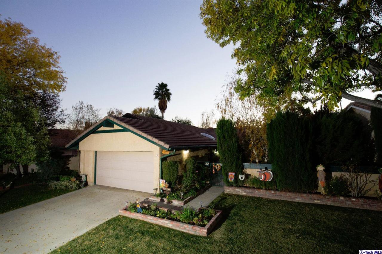 25633 Salceda Road Valencia, CA 91355 - Photo 3 of 29 a view of house with backyard and a garden