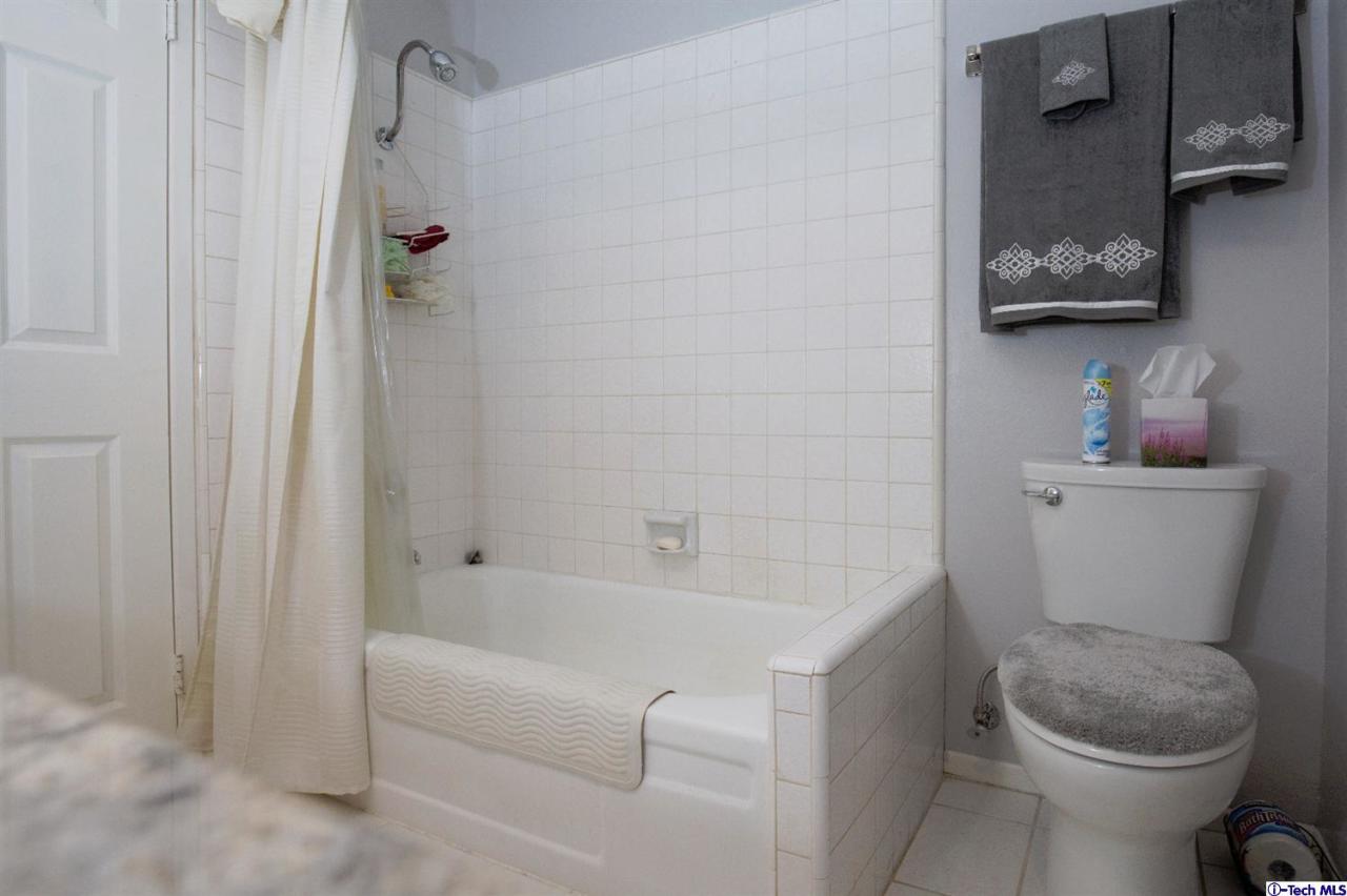 25633 Salceda Road Valencia, CA 91355 - Photo 21 of 29 a bathroom with a toilet and a bathtub