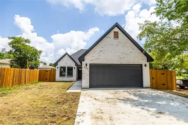 $2,050 | 207 South James Street, Alvarado, TX 76009