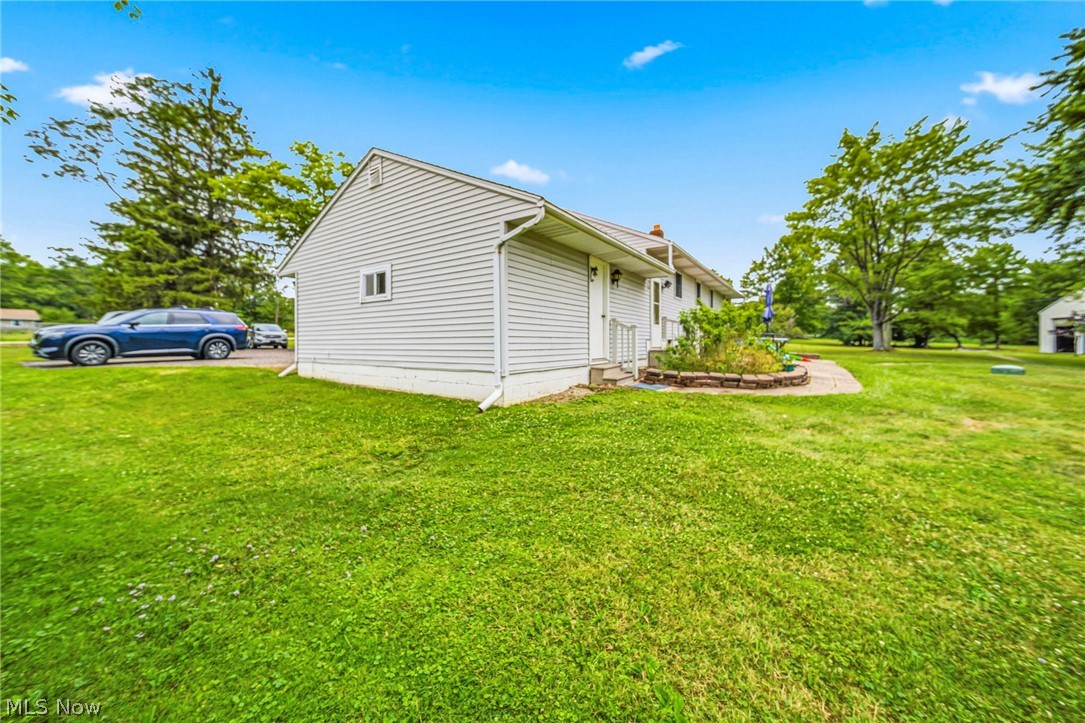 8625 Ravenna Road Chardon, OH 44024 - Photo 4 of 32