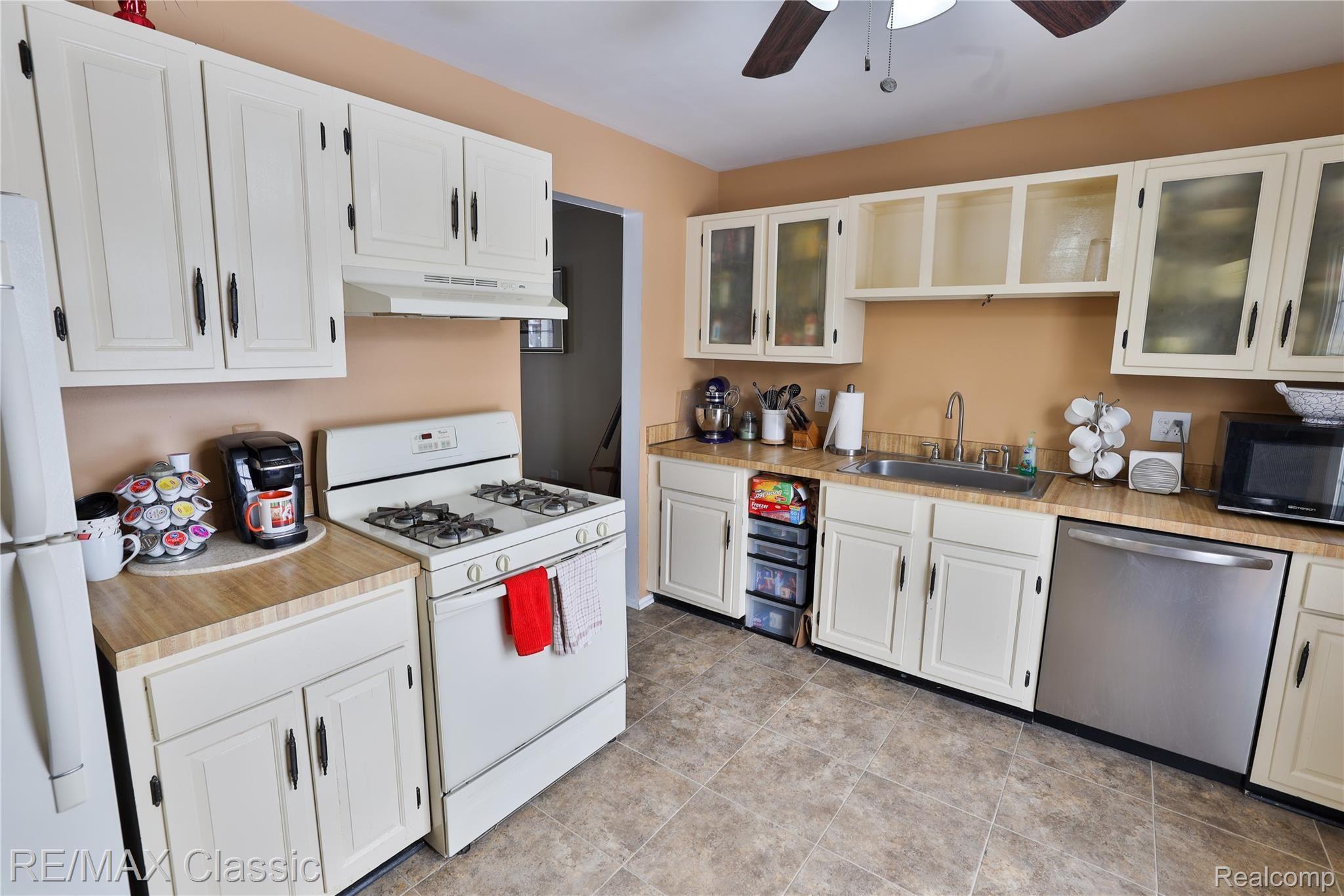 1562 Gas Light Lane Rochester, MI 48306 - Photo 14 of 16 B45A2762.jpg