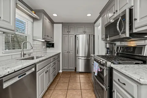 $499,000 | 7409 Ash Street, Prairie Village, KS 66208