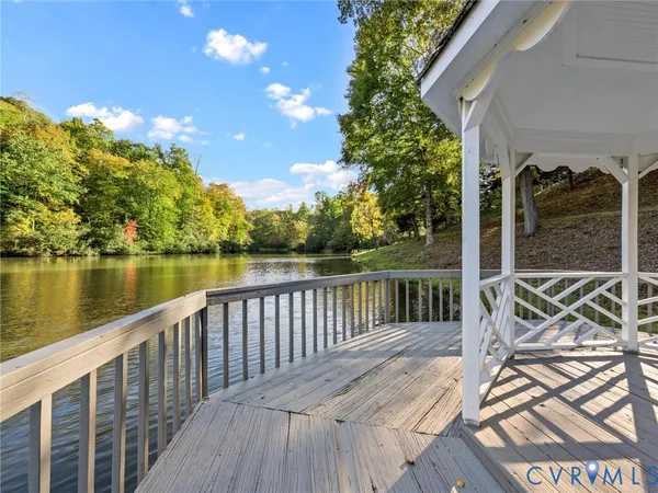 a view of back yard of the house