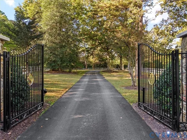 a view of house with a yard