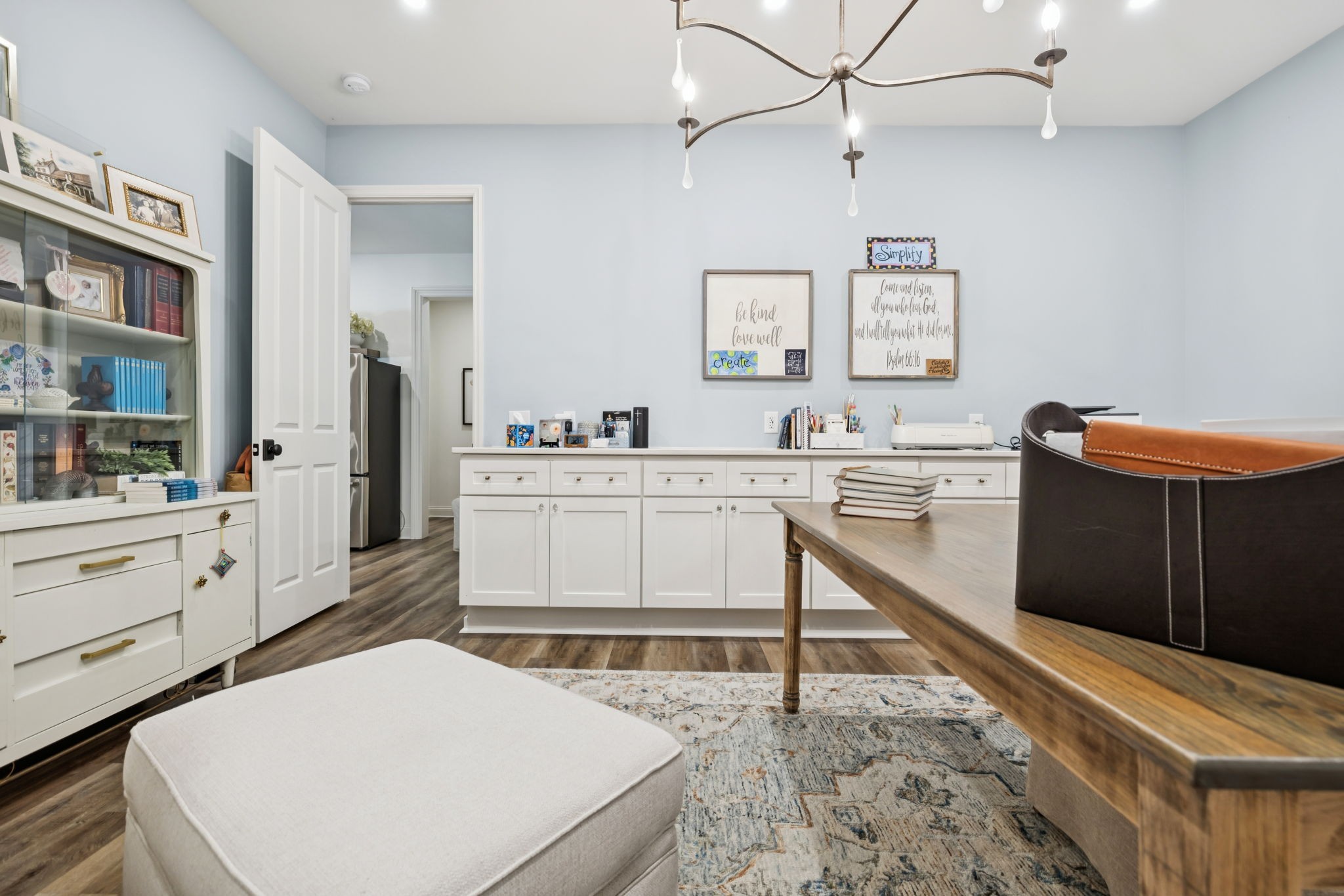 829 Highgrove Circle Franklin, TN 37069 - Photo 65 of 98 a room with a chair and white walls