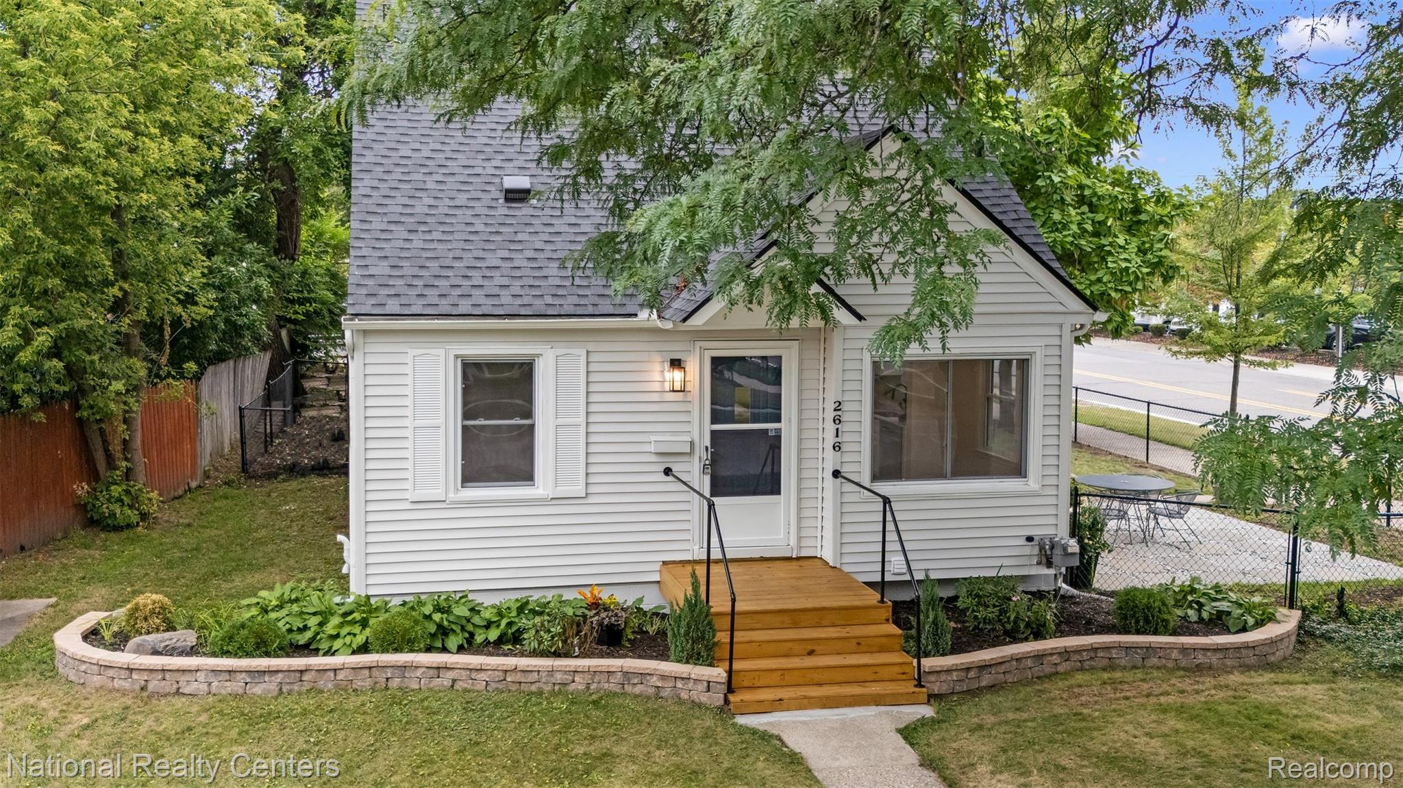 2616 Kenmore Road Berkley, MI 48072 - Photo 4 of 39 Kenmore-7.jpg