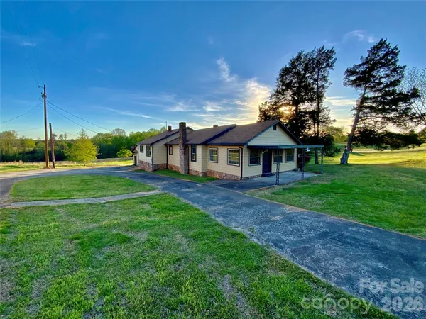 a view of a house with a big yard