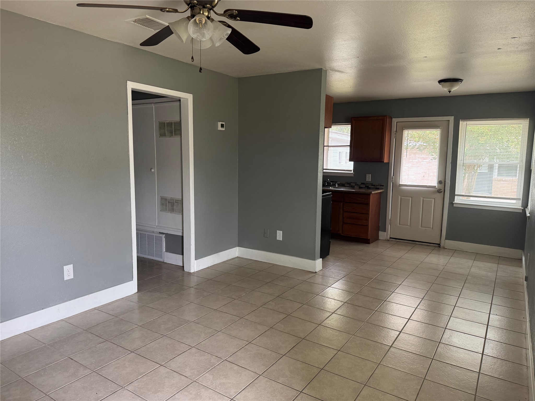 604 Wilson Road, Unit 5 Humble, TX 77338 - Photo 4 of 25 Open concept - Living room, breakfast area, and kitchen