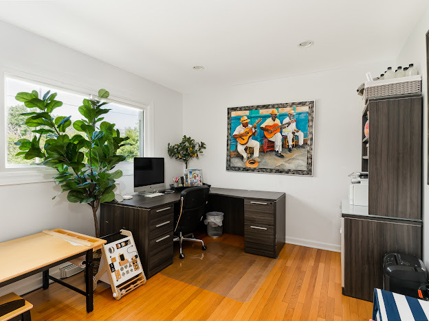 918 Meadow Road Northbrook, IL 60062 - Photo 14 of 38 a workspace with furniture and a potted plant