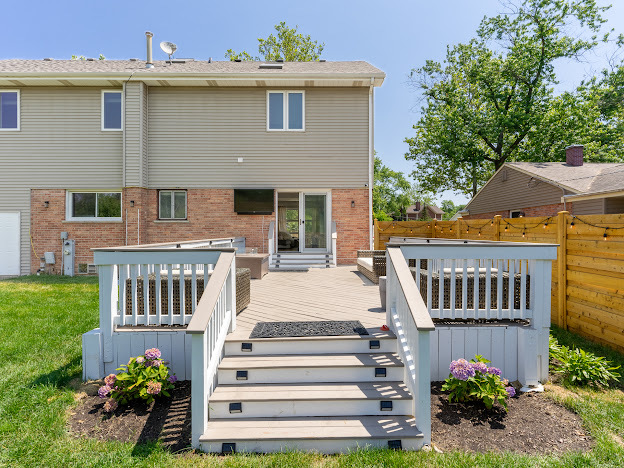 918 Meadow Road Northbrook, IL 60062 - Photo 38 of 38 a front view of a house with a garden