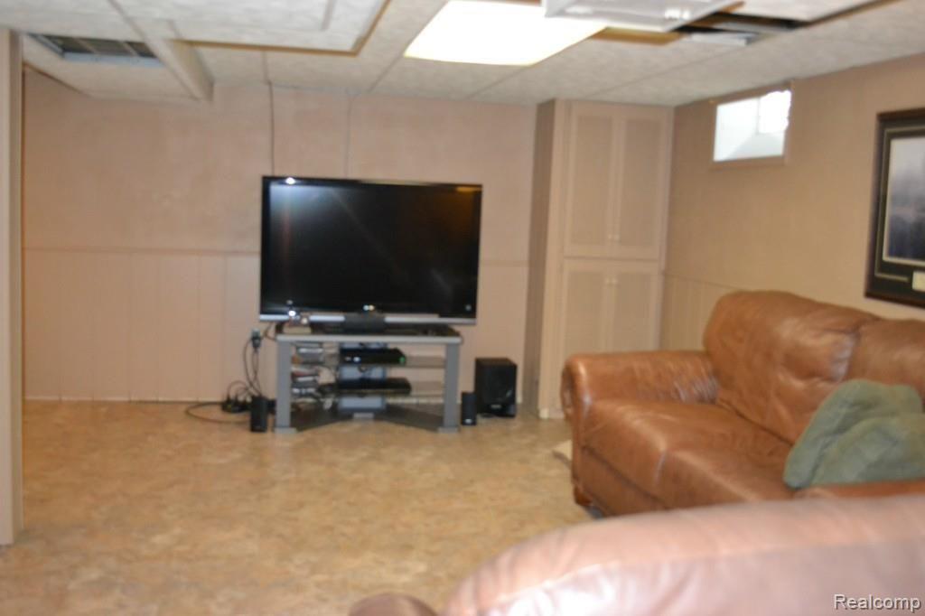 8317 Rosedale Boulevard Allen Park, MI 48101 - Photo 22 of 25 DSC_0051.jpg