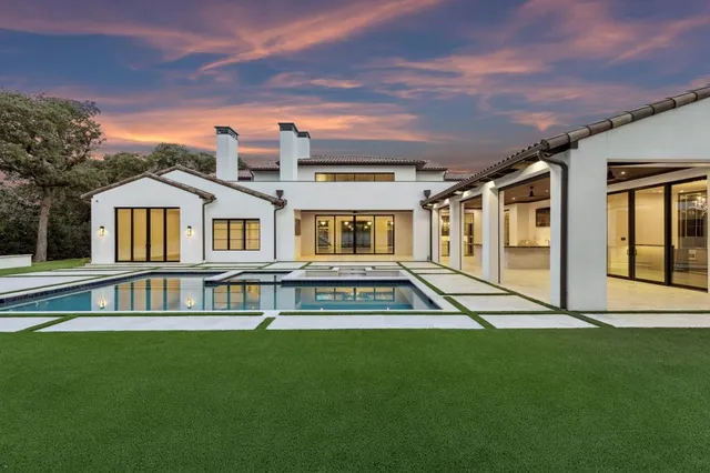 a view of an outdoor space