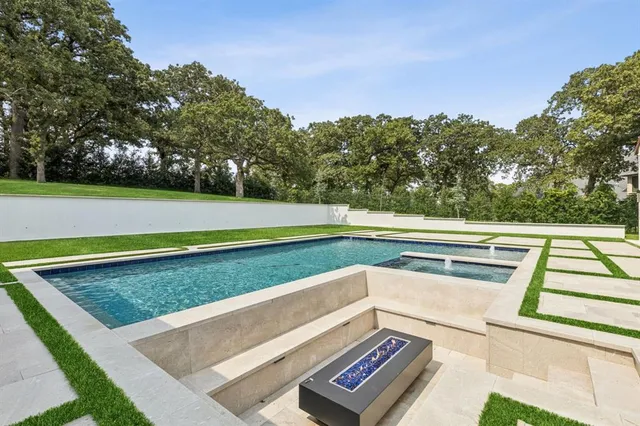 a view of a tennis court