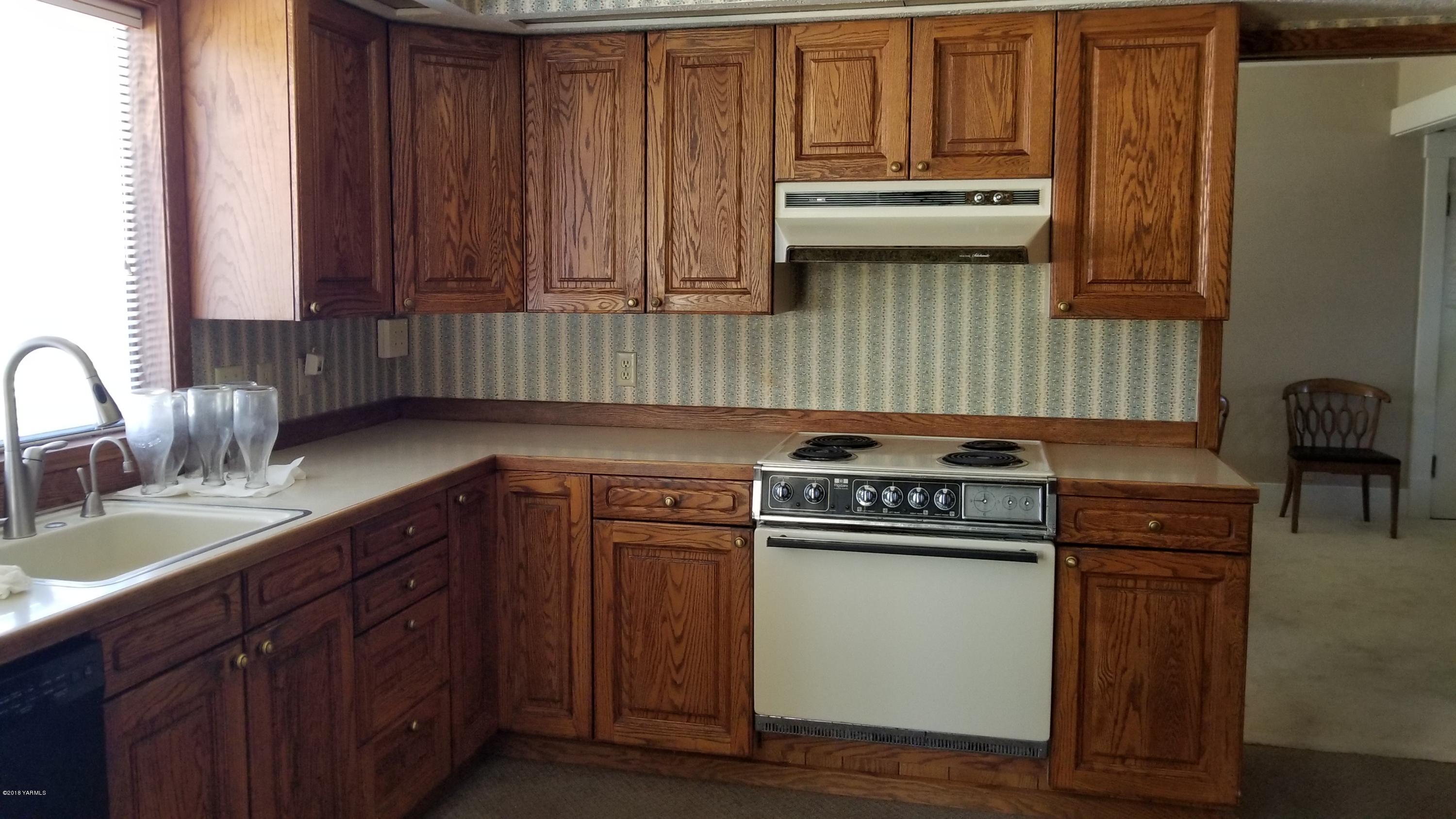12801 Gilbert Road Yakima, WA 98903 - Photo 11 of 14 Kitchen