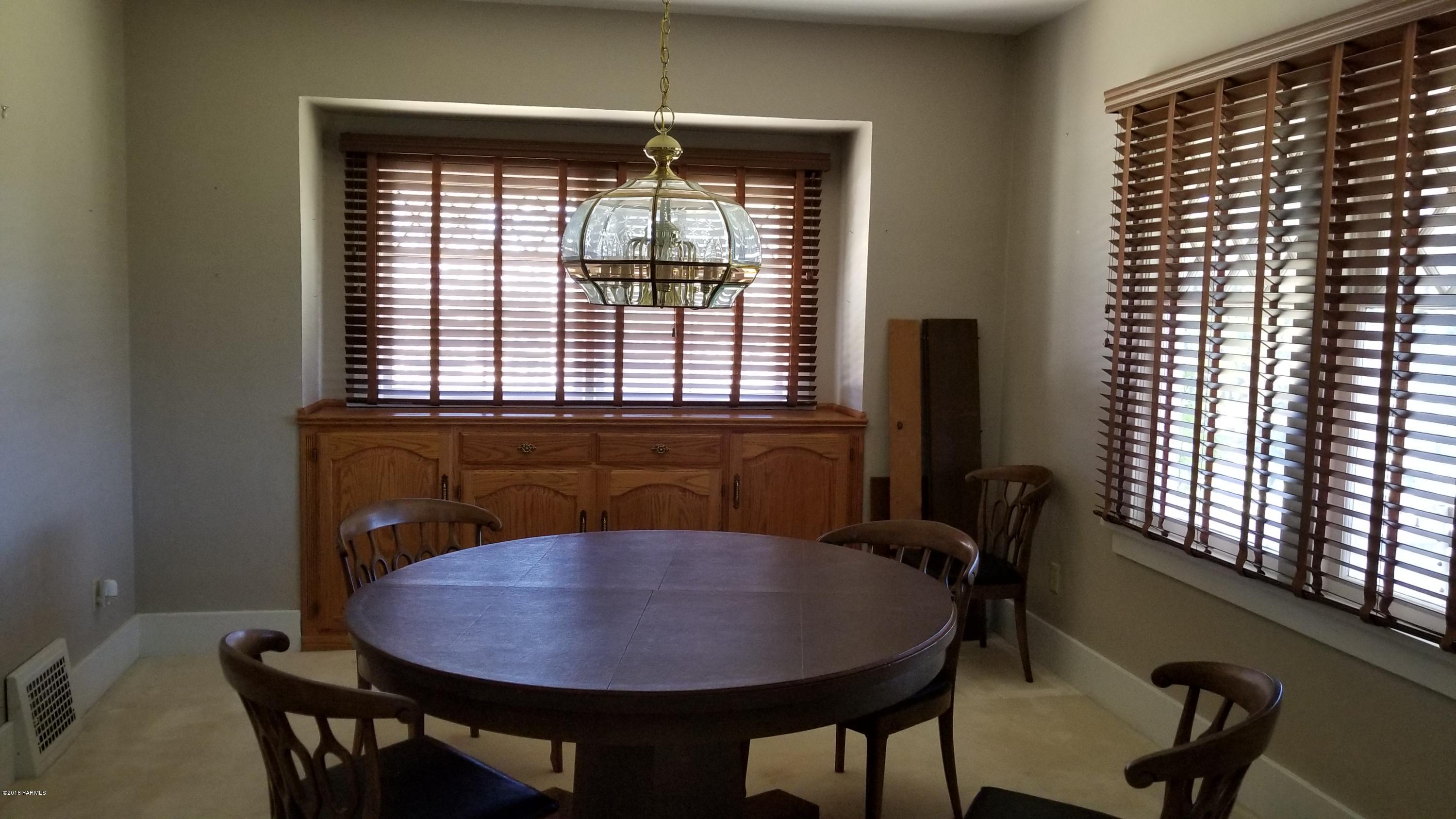 12801 Gilbert Road Yakima, WA 98903 - Photo 13 of 14 Formal Dining w/built in hutch