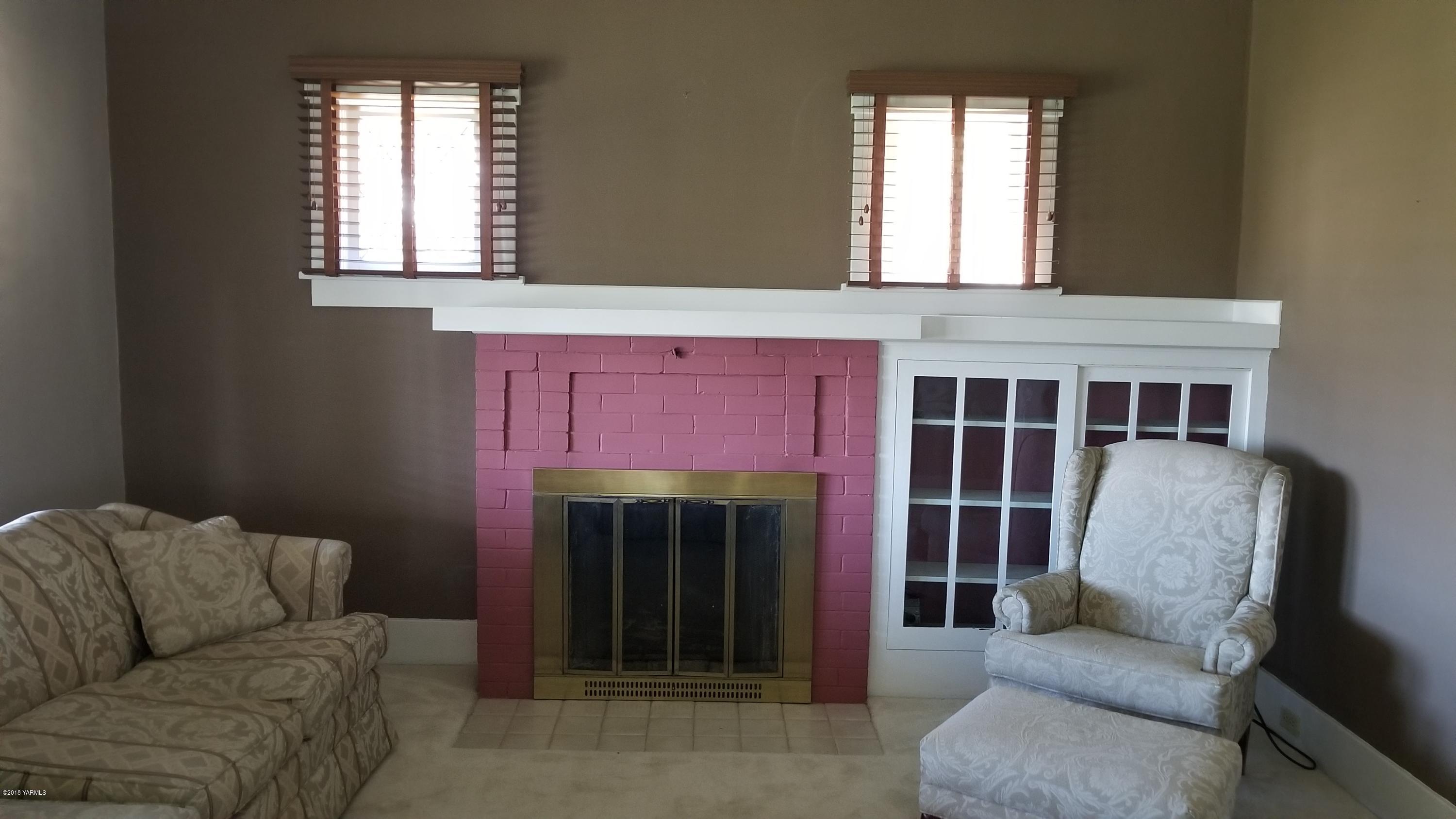 12801 Gilbert Road Yakima, WA 98903 - Photo 14 of 14 Formal Living Room