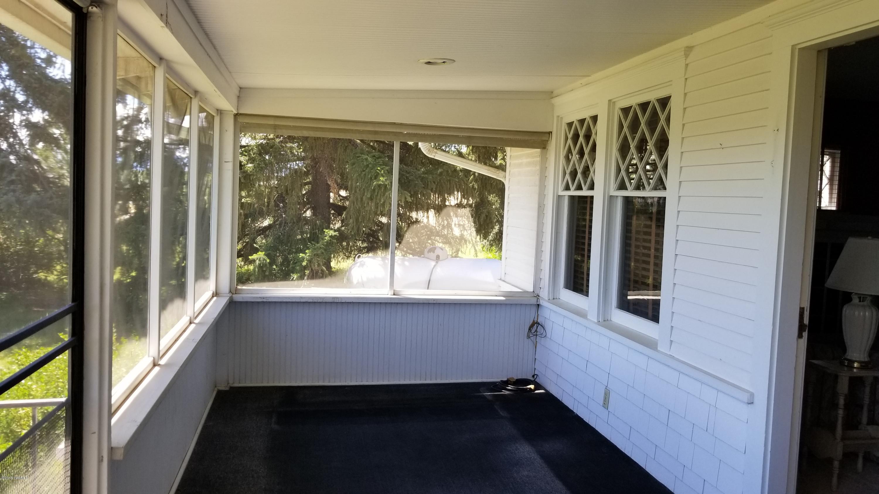 12801 Gilbert Road Yakima, WA 98903 - Photo 4 of 14 Front porch