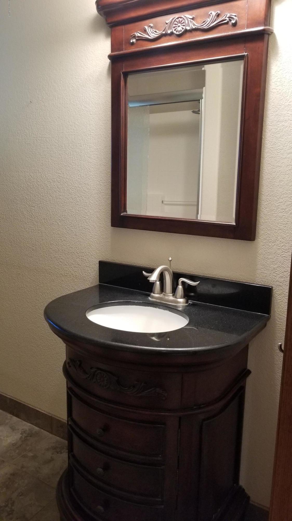 12801 Gilbert Road Yakima, WA 98903 - Photo 8 of 14 Master vanity
