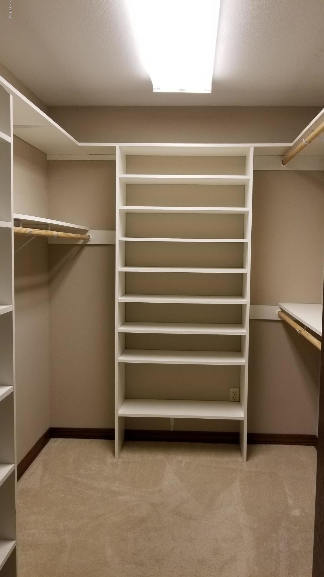 12801 Gilbert Road Yakima, WA 98903 - Photo 9 of 14 Walk in master closet