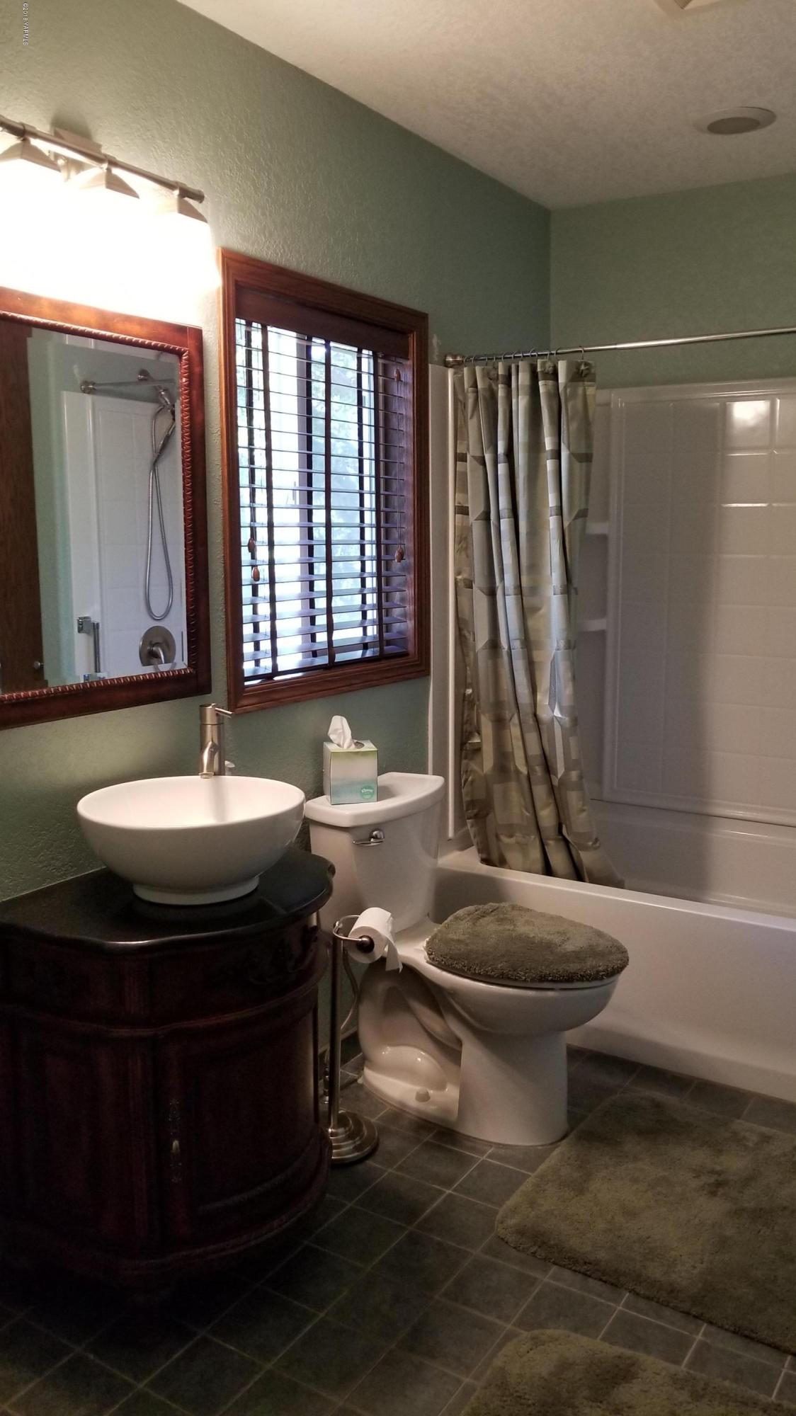 12801 Gilbert Road Yakima, WA 98903 - Photo 10 of 14 New Main Guest Bath
