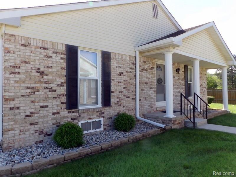 16805 Rudgate Street Southgate, MI 48195 - Photo 2 of 29 100_6954.JPG
