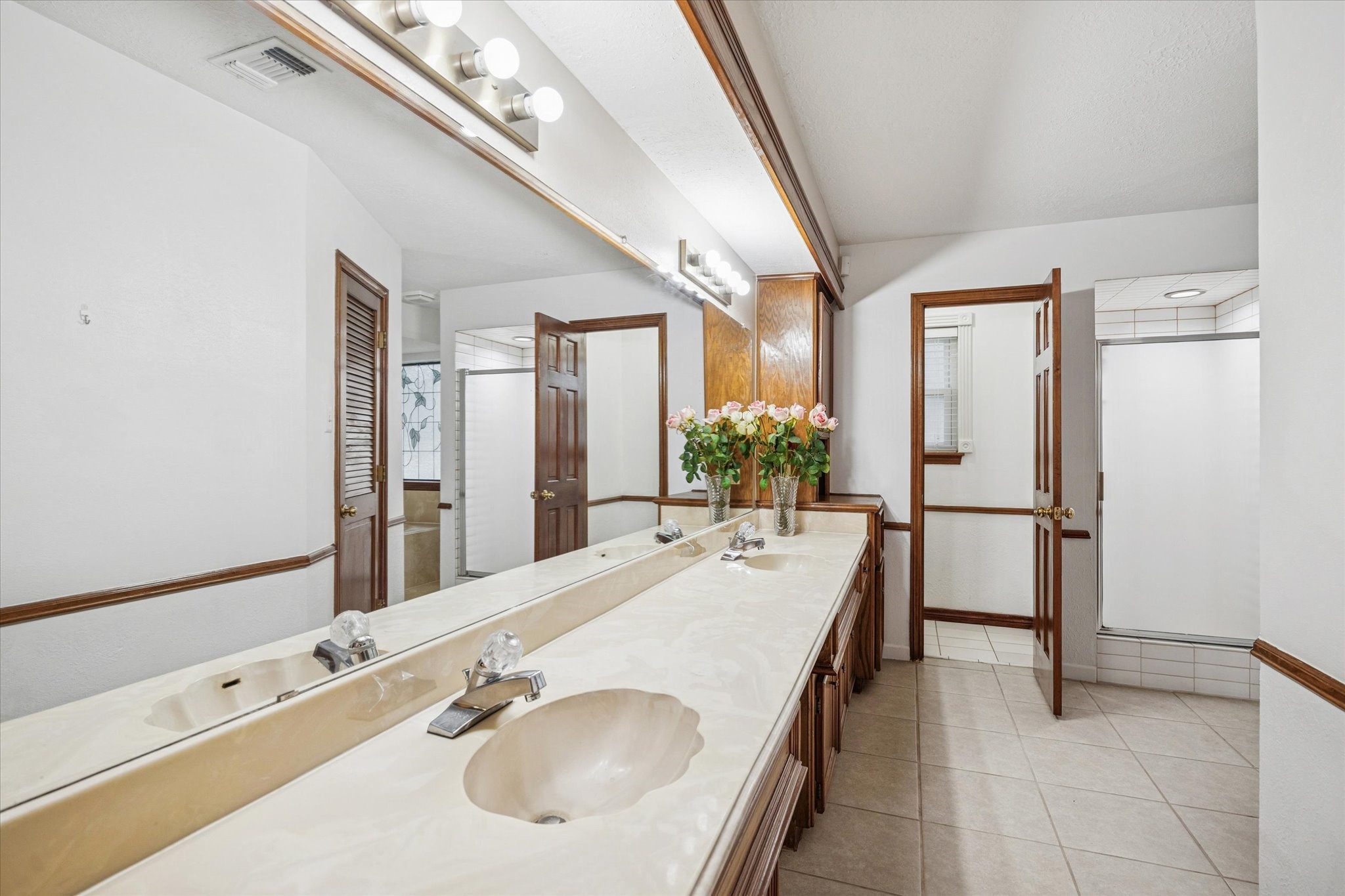 6723 Apple Valley Lane Houston, TX 77069 - Photo 13 of 25 a bathroom with a tub sink and mirror