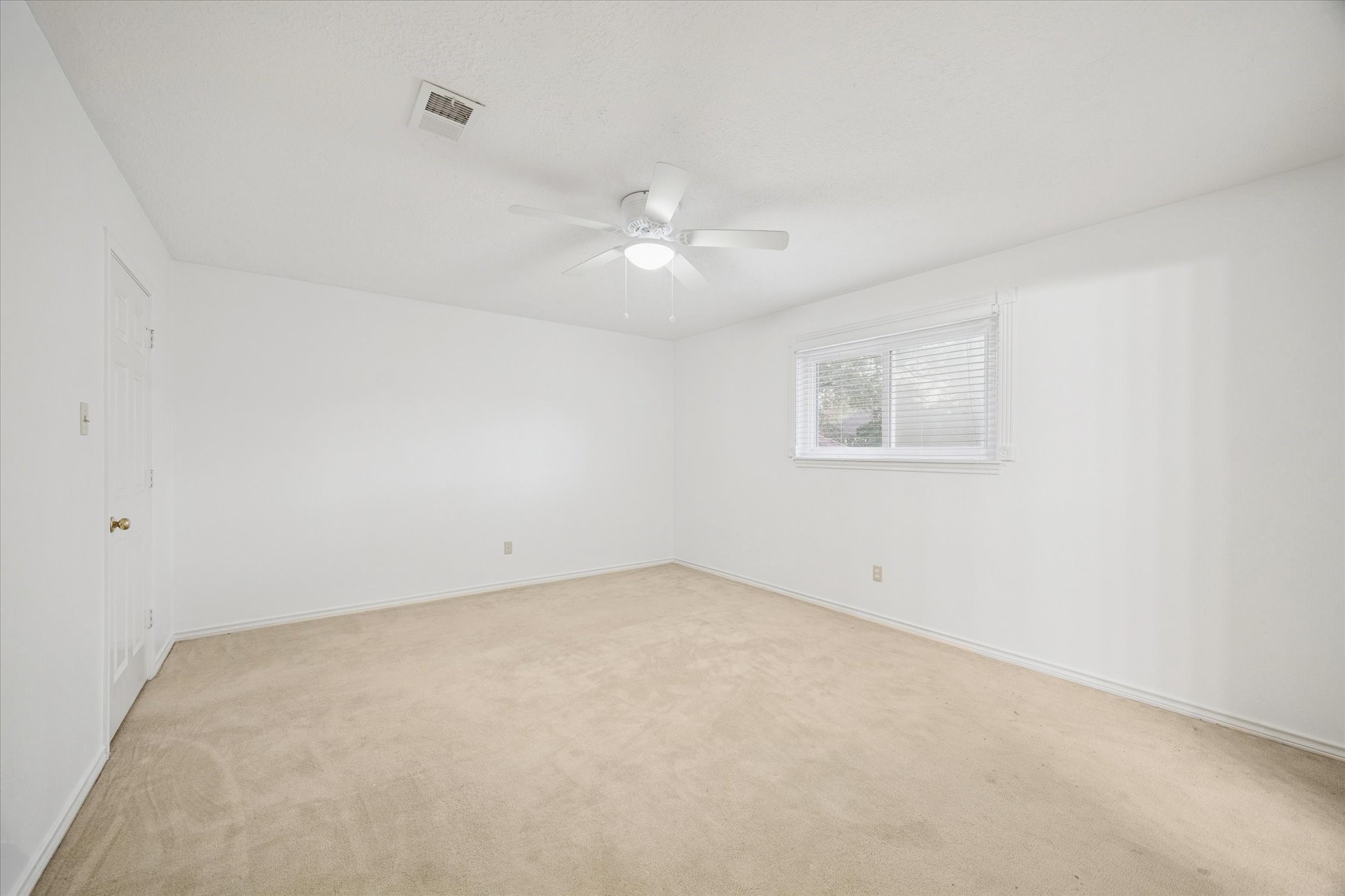 6723 Apple Valley Lane Houston, TX 77069 - Photo 18 of 25 an empty room with a fan & a window