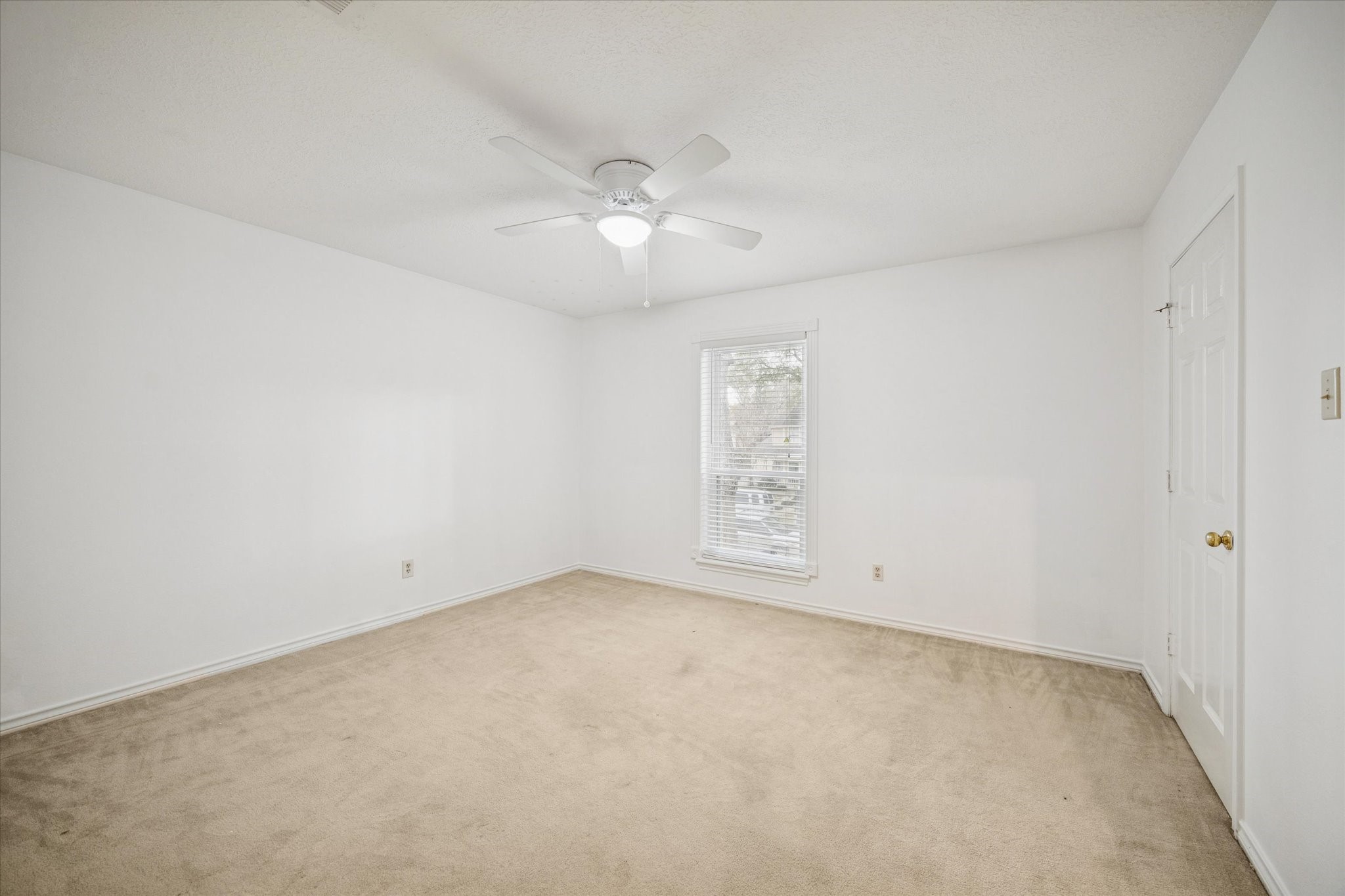 6723 Apple Valley Lane Houston, TX 77069 - Photo 19 of 25 an empty room with windows and fan