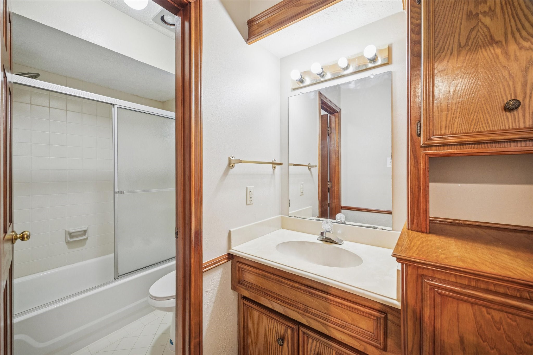 6723 Apple Valley Lane Houston, TX 77069 - Photo 21 of 25 a bathroom with a sink and a mirror