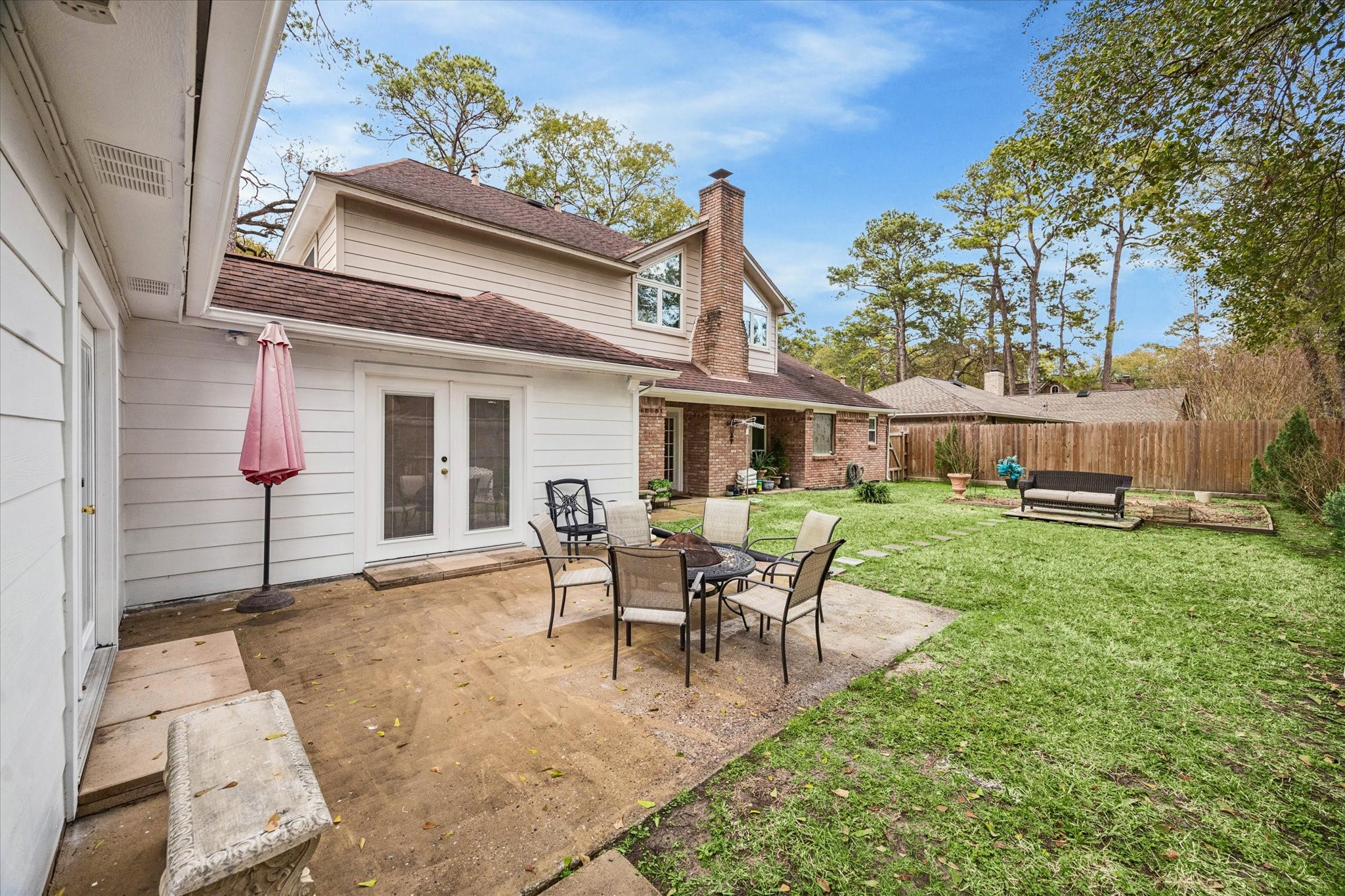 6723 Apple Valley Lane Houston, TX 77069 - Photo 24 of 25 a backyard of a house with table and chairs