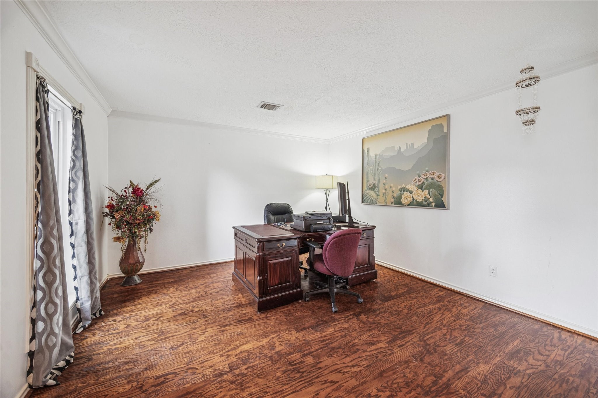 6723 Apple Valley Lane Houston, TX 77069 - Photo 4 of 25 a workspace with furniture and a potted plant
