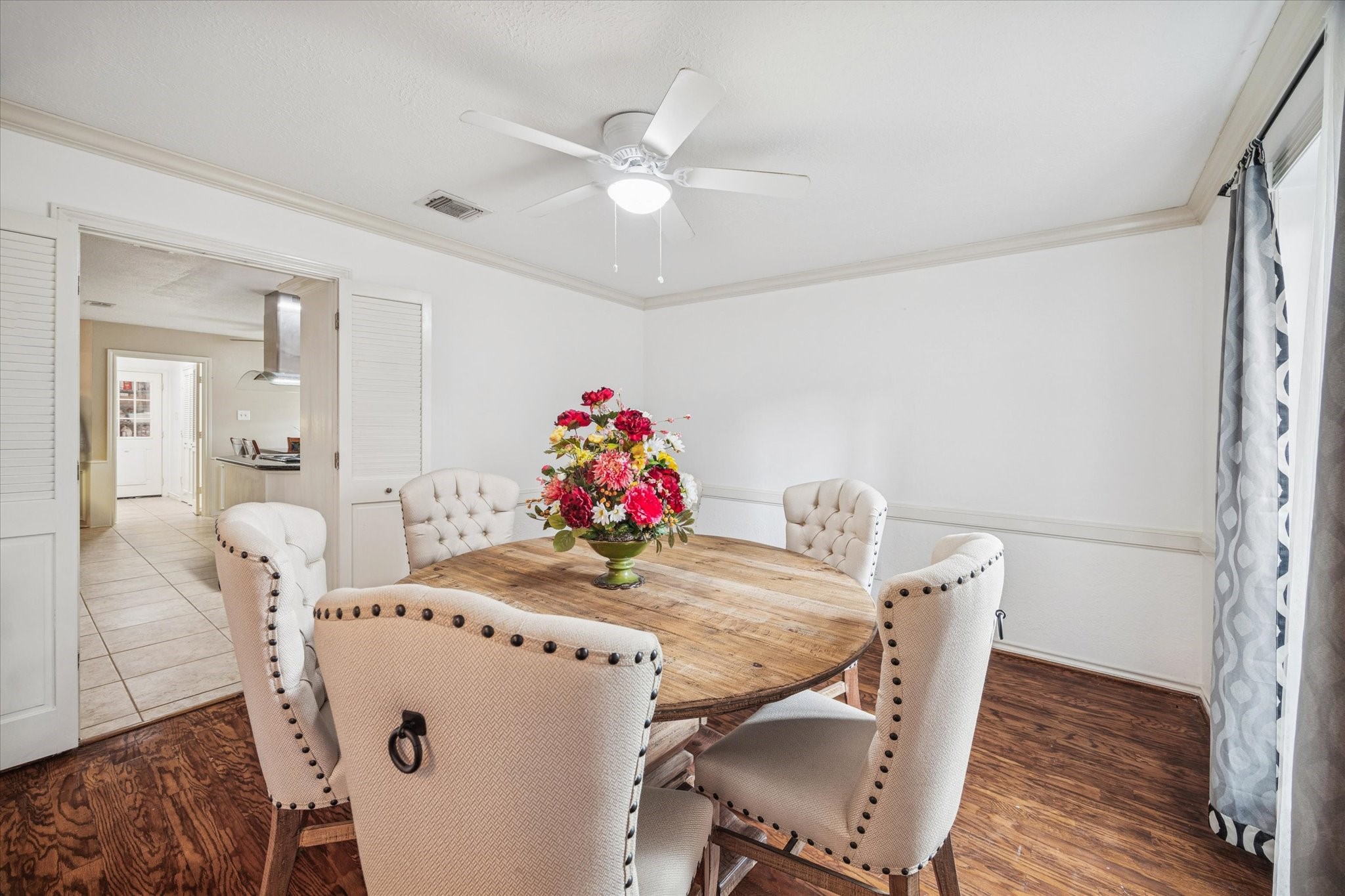 6723 Apple Valley Lane Houston, TX 77069 - Photo 5 of 25 a dining room with furniture and wooden floor