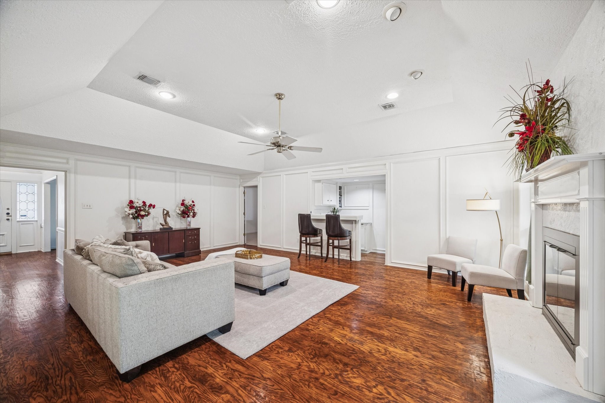 6723 Apple Valley Lane Houston, TX 77069 - Photo 6 of 25 a living room with furniture and a flat screen tv