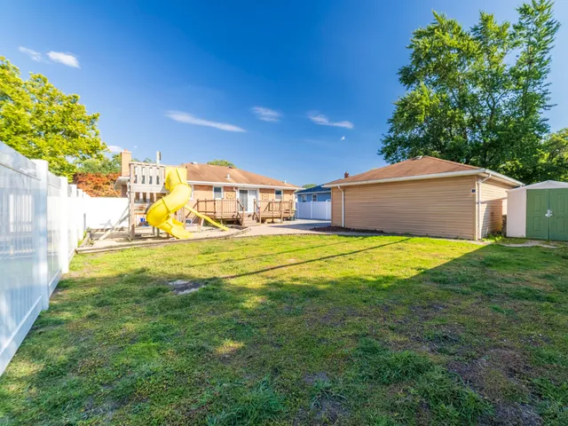 a front view of house with yard and garage