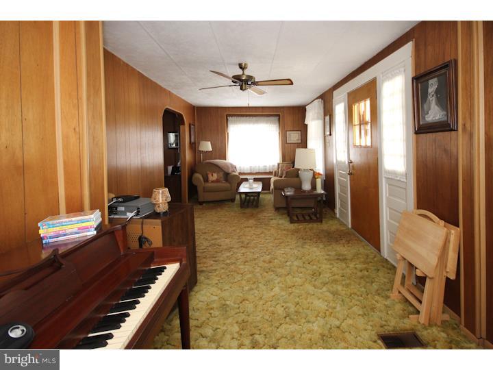33 Beechwood Road Brookhaven, PA 19015 - Photo 6 of 25 Living Room